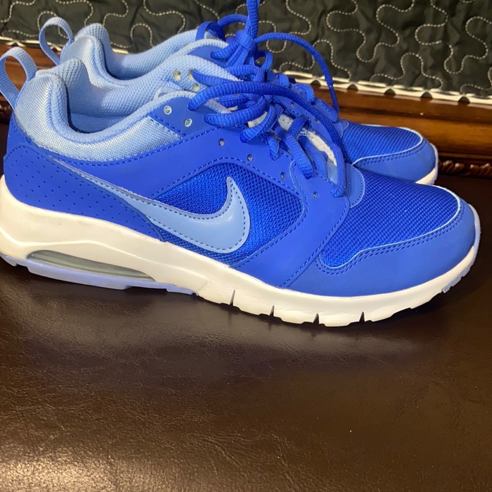 Nike Women’s Blue and Light Blue Sneakers - Size 7